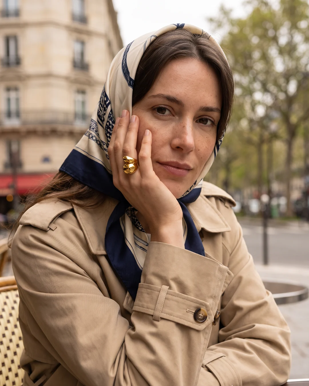 Modelo creada con IA en París luciendo el anillo dorado